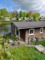 81 Glan Gwna chalet with lakeside balcony - B&B Caernarfon