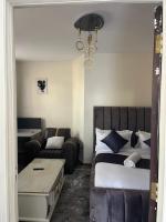 Sahel Executive Studio apartment with separate kitchen and bathroom in another section from the main room for cheap accommodation in Elgon View near Eldoret sports club,Rapha Hospital, Naivas supermarket, rupha mall, and Eldoret International Airport - Chambres d'hôtes Eldoret