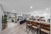Entire Private Home with 3 Bedrooms 2 Bathrooms, Hot Tub, Garage, King Bed, Available Now - Chambres d'hôtes Spring Valley