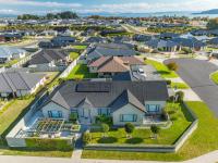 Stay Taupo - Premium Home with Hot Tub - B&B Taupo