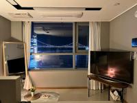 Apartment where Gwangalli Beach is right outside your window - B&B