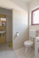 Zweibettzimmer mit eigenem Bad außerhalb des Zimmers