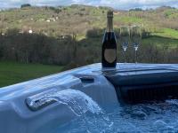 Renovated house with hot tub, gîte de la vicairie Nouvelle-Aquitaine - Chambres d'hôtes Lagleygeolle