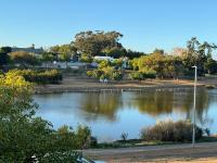 Serene waterfront escape! Luxury, King bed! - Ferienwohnung Durbanville