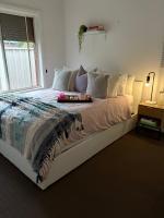Private, Central, Sunny Guest Room in Welcoming Home - B&B