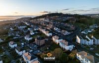 Kinnaird by CENTRAL SERVICED APARTMENTS - Smart TVs in All Rooms - WiFi - Free Parking - 2 Double Beds - Smart TVs in All Rooms - Spacious and Modern - Ideal Relocation or Contractor Accomodation - B&B Dundee