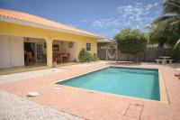 Family villa with private pool in peaceful gated resort - B&B Willemstad