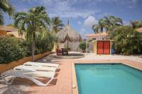 Family villa with private pool in peaceful gated resort - B&B Willemstad
