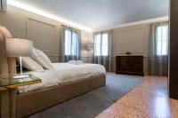 Luxury Split Level apartment with Courtyard