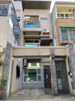 Zimmer mit Kingsize-Bett und Balkon