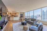 1BR Modern Apartment in DT HighRise with Gym, Parking, Pool and W-D - Bed and Breakfast