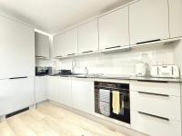 Modern 2-Bed Apartment, Sleeps 5, Free Parking, Netflix, New built - Chambres d’hôtes Oxford