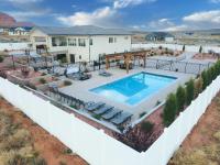 Lux Kanab Home with Pool Hot Tub Pickleball Courts - B&B Kanab