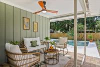 Coastal Pool Bungalow - 15 Mins to Famous Beaches - B&B