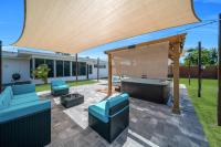 King Bed Hot Tub Pool Table Video Games - B&B Cape Coral