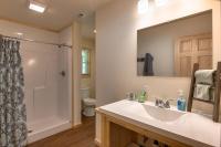 Smoky Mountain Cabin by Tuckasegee River! - Chambres d’hôtes Bryson City