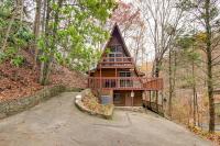 A-Frame with Hot Tub Half-Mi to Ober Gatlinburg! - Chambres d’hôtes Gatlinburg