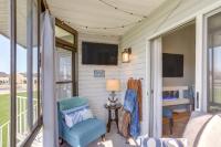 Boat Slip & Pool Access: Oak Harbor Haven! - Bed and Breakfast Oak Harbor