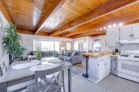 2 Mi to Trails: Modern Mountain Condo in Big Bear - Bed and Breakfast Big Bear City