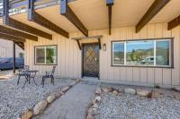 2 Mi to Trails: Modern Mountain Condo in Big Bear - Bed and Breakfast Big Bear City