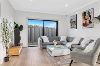 Modern Coastal Retreat in Aldinga Beach Just Steps from the Shore - B&B