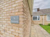 Delabere Road Bishops Cleeve Free Parking WiFi - B&B Bishops Cleeve