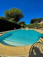 Villa provençale, Golfe Saint Tropez, Climatisée 12 pers, 4 suites, Piscine chauffée, Hammam, Spa, Billard, Pétanque, Wifi professionnel haut débit - B&B Gassin