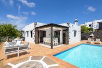 Your Private Villa in Authentic Yaiza - 10 mn Wineries La Geria, Timanfaya, South Beaches -Game Room and Bar - Charcoal grill - Heated Pool - Chambres d’hôtes Yaiza