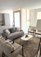 Aisiki Stays Apartments at Edgewood Mews, 2-Bedroom and 2-Bathroom, PetFriendly Townhouse near Finchley Central - Chambres d'hôtes Midville