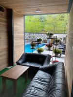 Estudio con vistas a la piscina