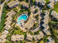 Beachside Bliss T2 with Pool & Beach Access by Drago Rentals - Bed and Breakfast Albufeira