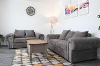 Fabulous 3 Bedroom Home with Parking in Bedford - B&B
