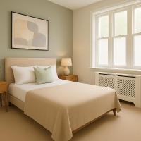 Elegant Urban Retreat Near Chelsea & Queenstown Road Station - Bed and Breakfast