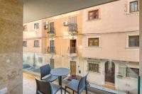 Rooftop Pool Sensations Apartments all with WIFI and AC by 360 Estates - B&B