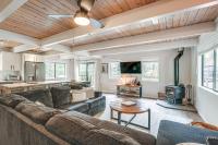 Family Cabin in Blue Lake Springs, Near Town! - Chambres d’hôtes Arnold