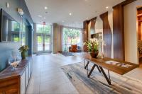 Downtown Modern Elegance Suite with Free Parking, Pool, WIFI and a King Bed - B&B Houston