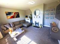Luxury 3-Bed w- garden & game Room 5 mins from Chester - B&B