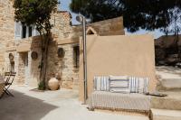 KINI Terra Chios Medieval Stone Home with Parking - Chambres d'hôtes Koiní