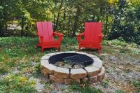 Charming Cabin Stay With Grill, Firepit & Hot Tub - B&B Sevierville