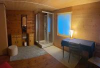Lit Simple dans Dortoir Mixte