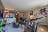 Stylish 1BR HighRise DT, Parking, Pool, Gym, W-D, Golf - Bed and Breakfast