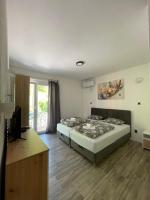 Tweepersoonskamer met 2 Aparte Bedden en Uitzicht op de Bergen