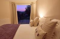 Zimmer mit Kingsize-Bett und Gartenblick.