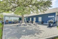 Fire Pit, Pickleball, Pool! Schulenburg Farmhouse - Bed and Breakfast Schulenburg