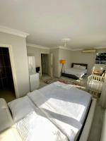 The closest hotel to the airport, including breakfast, the cheapest hotel - B&B