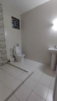 Modern Cozy 2 BR Apartment at The Vale Residence with Pool, Balcony, 5 Minutes walk to the Beach! - Chambres d'hôtes Mombasa
