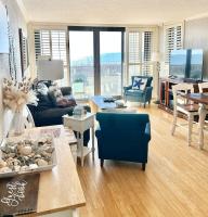 The Salty Breeze - 2 Ocean Front Master's - Steps to the Beach - B&B Myrtle Beach