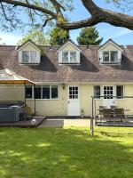Rural 7 and 2 bed Lodge stays In Windsor! Hot Tub! Sleeps 20 - Bed and Breakfast Bray