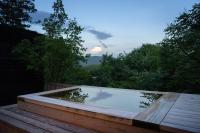 Zimmer mit Kingsize-Bett und Bergblick