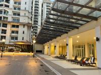 Kuching City Center Riverine Apartment with Balcony and City View - Ferienwohnung